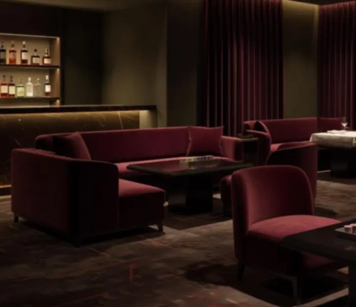 Lounge rész puha ülőbútorokkal és esti kaszinói hangulattal